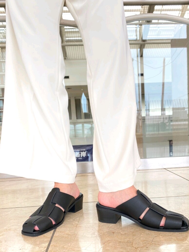 ブラック系のTシャツ/カットソー、ホワイト系のその他パンツ、ブラック系のサンダルを着用したメンズの春コーディネートの5枚目の写真