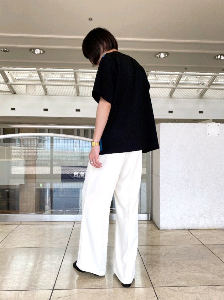 ブラック系のTシャツ/カットソー、ホワイト系のその他パンツ、ブラック系のサンダルを着用したメンズの春コーディネートの3枚目の写真