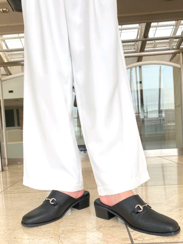 ベージュ系のパーカー、ブラック系のショルダーバッグ、ホワイト系のその他パンツを着用したメンズの春コーディネートの4枚目の写真