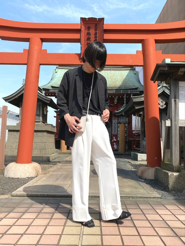 ブラック系のテーラードジャケット、ホワイト系のその他パンツ、ブラック系のサンダルを着用したメンズの春コーディネートの9枚目の写真