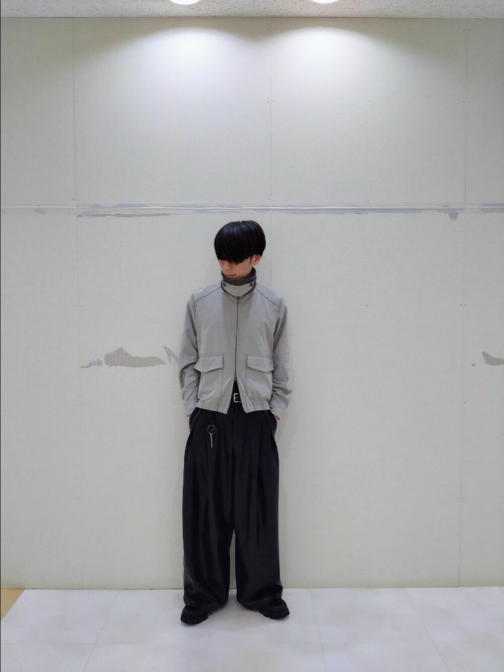 グレー系のブルゾン、ブラック系のその他パンツ、ブラック系のドレスシューズを着用したメンズの秋コーディネートの2枚目の写真