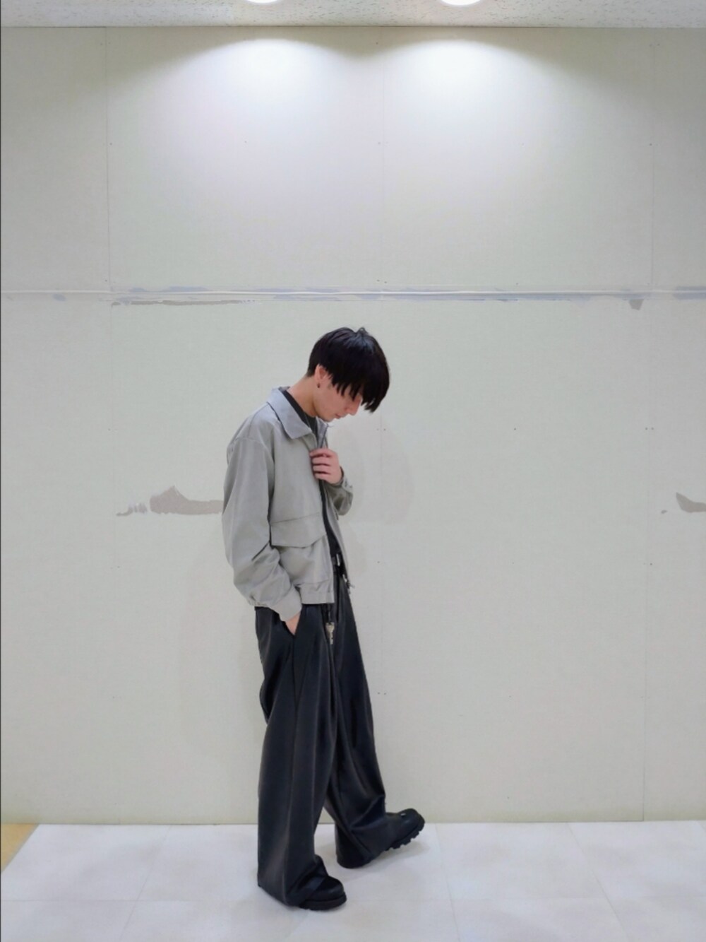 グレー系のブルゾン、ブラック系のその他パンツ、ブラック系のドレスシューズを着用したメンズの秋コーディネートの6枚目の写真