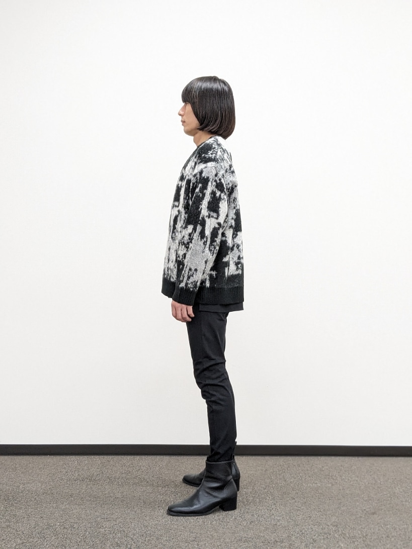 ブラック系のカーディガン/ボレロ、ブラック系のTシャツ/カットソー、ブラック系のその他パンツを着用したメンズの秋コーディネートの2枚目の写真