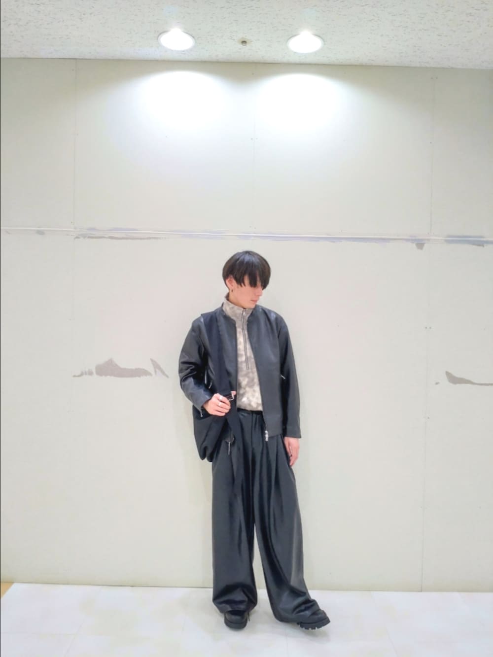 ブラック系のその他パンツ、ブラック系のドレスシューズ、ホワイト系のTシャツ/カットソーを着用したメンズの秋コーディネートの6枚目の写真