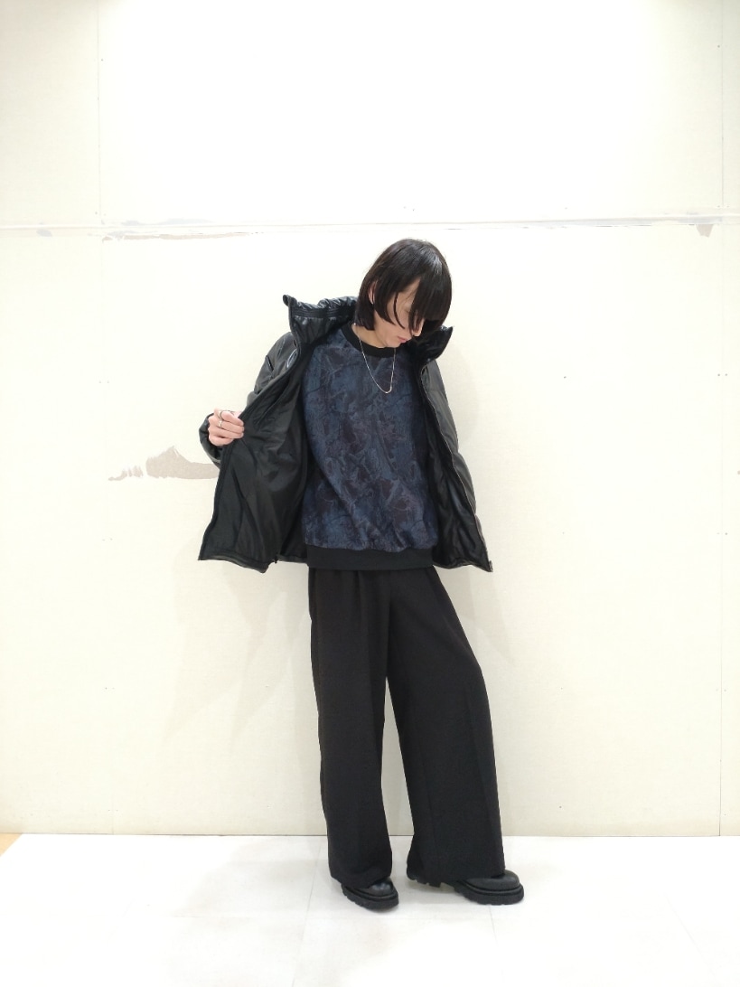 ブラック系のその他アウター、ブラック系のスラックス、ブラック系のその他シューズを着用したメンズの秋コーディネートの3枚目の写真