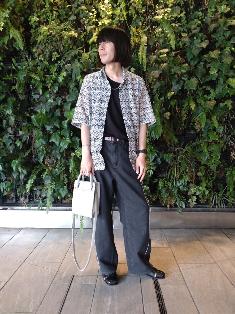 ブラック系のシャツ/ブラウス、ブラック系のタンクトップ、グレー系のデニムパンツを着用したメンズの春コーディネートの2枚目の写真