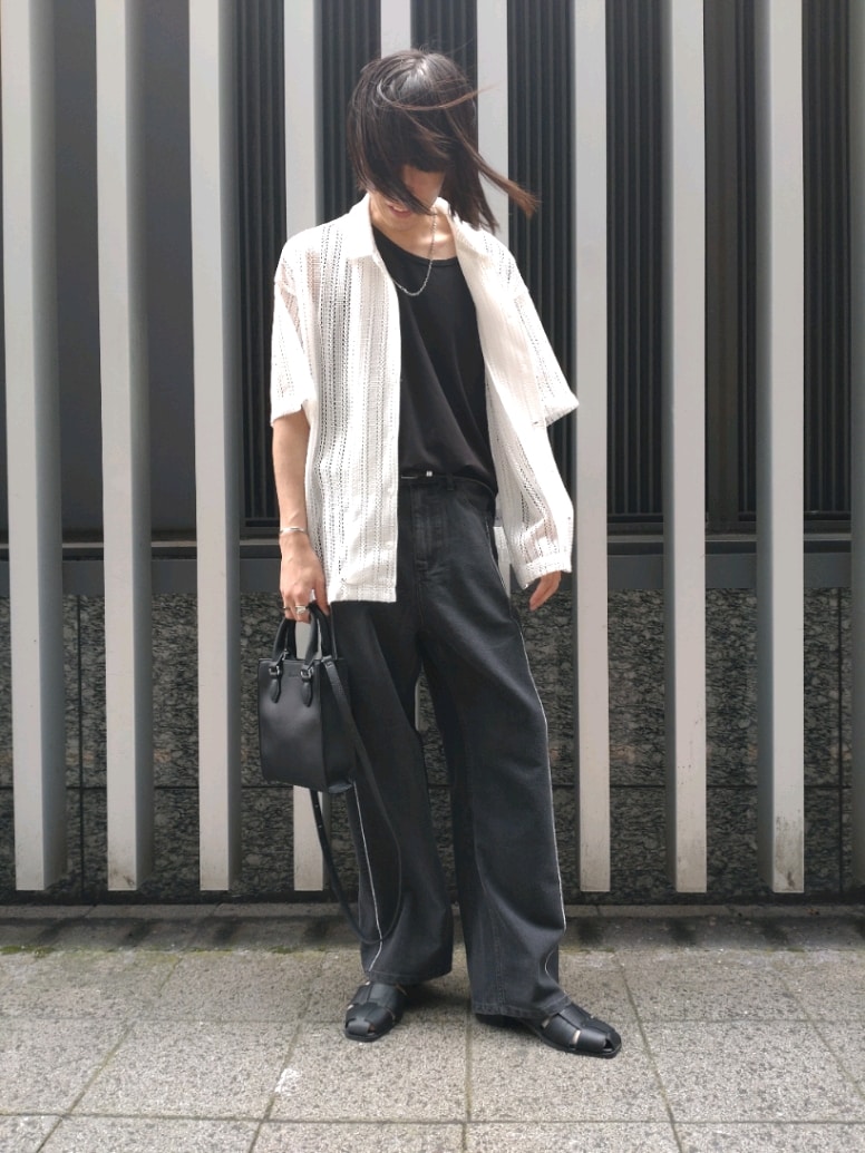 ホワイト系のシャツ/ブラウス、グレー系のデニムパンツ、ブラック系のタンクトップを着用したメンズの春コーディネートの2枚目の写真