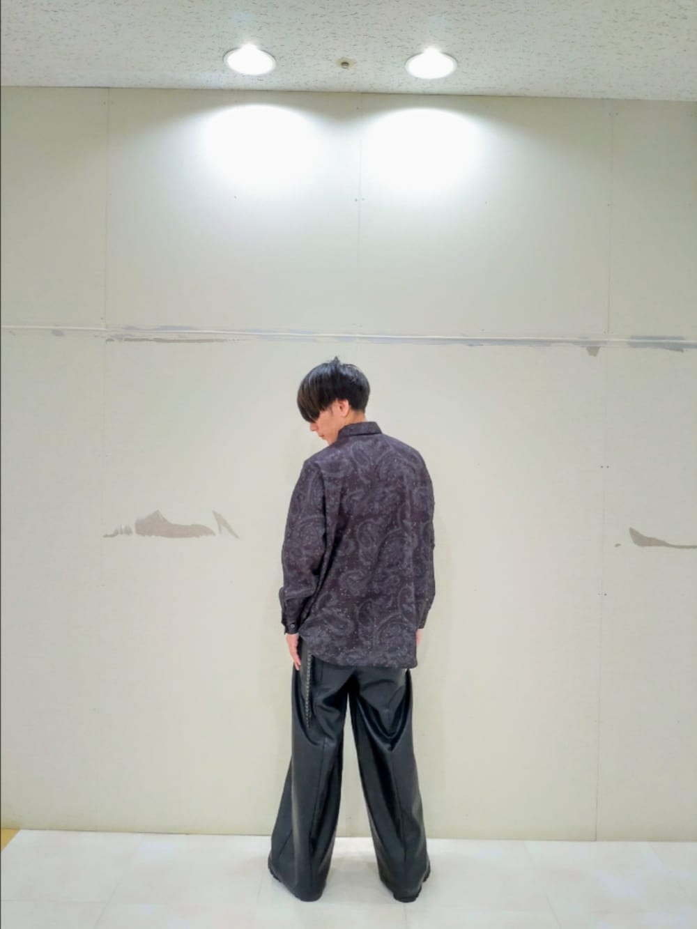 ブラック系のシャツ/ブラウス、ブラック系のその他パンツ、ブラック系のドレスシューズを着用したメンズの秋コーディネートの2枚目の写真