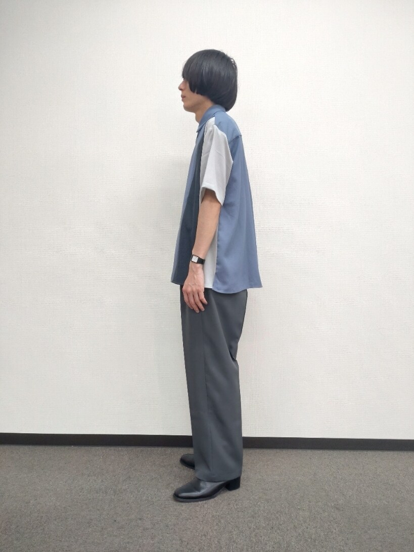 ブルー系のシャツ/ブラウス、グレー系のスラックス、ブラック系のブーツを着用したメンズの春コーディネートの2枚目の写真