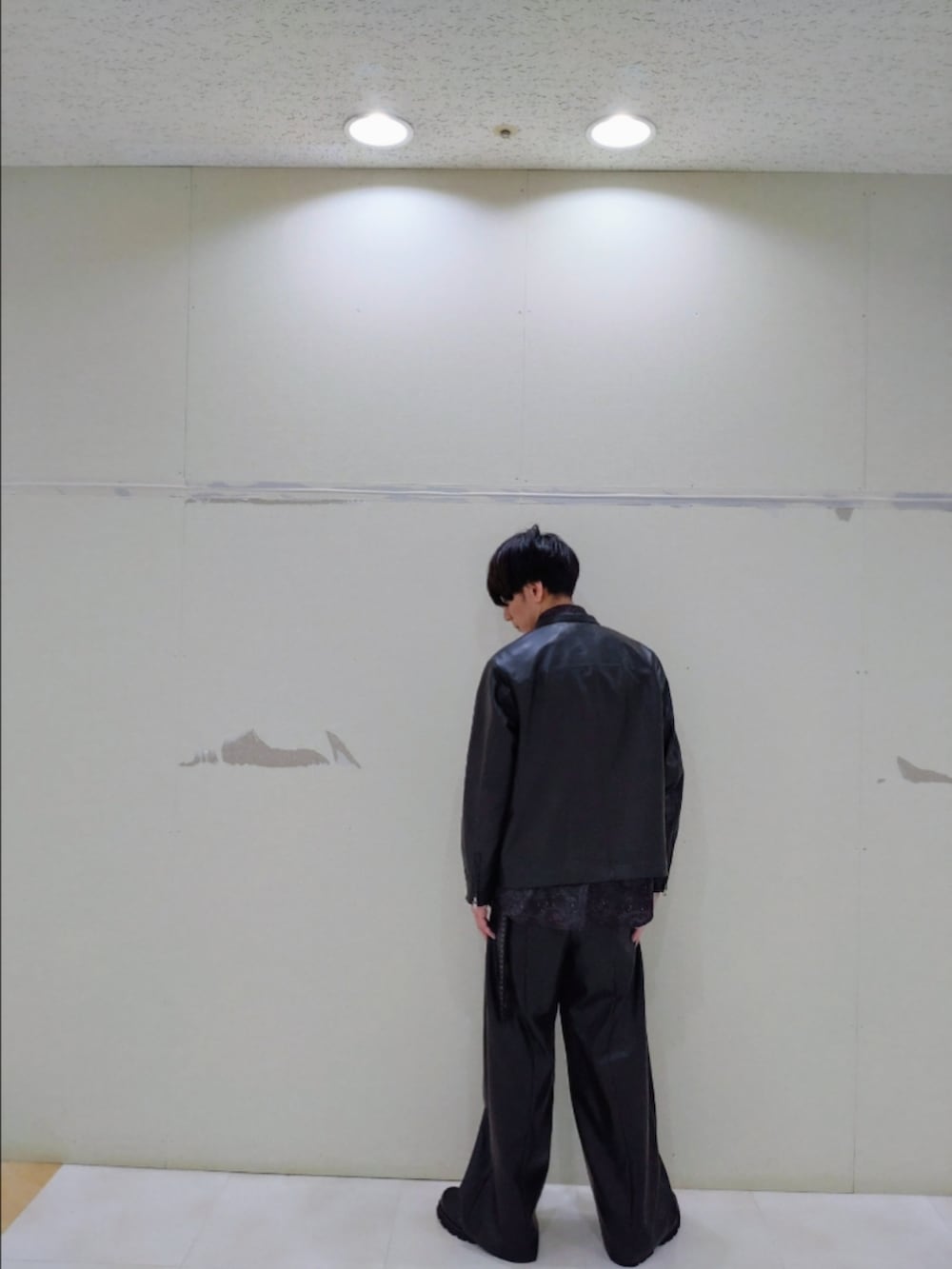 ブラック系のシャツ/ブラウス、ブラック系のその他パンツ、ブラック系のドレスシューズを着用したメンズの秋コーディネートの3枚目の写真