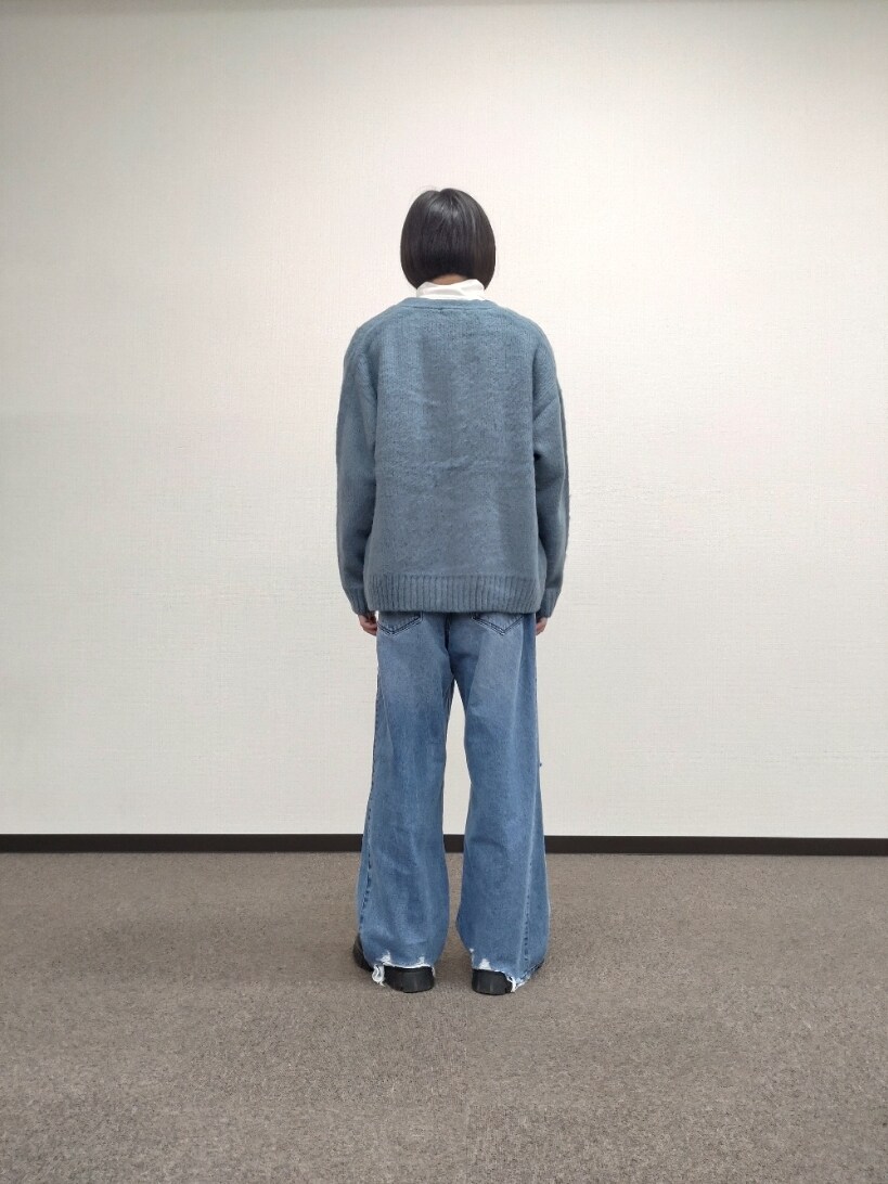 ブルー系のカーディガン/ボレロ、ブルー系のデニムパンツ、ブラック系のブーツを着用したメンズの秋コーディネートの3枚目の写真