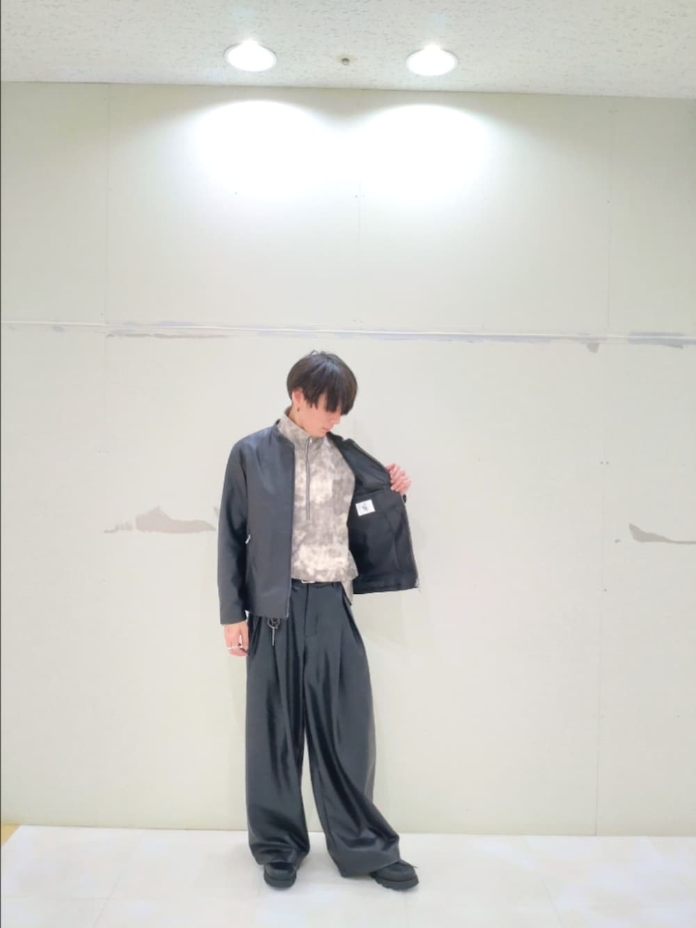 ブラック系のその他パンツ、ブラック系のドレスシューズ、ホワイト系のTシャツ/カットソーを着用したメンズの秋コーディネートの3枚目の写真