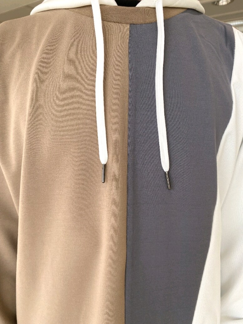 ベージュ系のパーカー、ブラック系のショルダーバッグ、ホワイト系のその他パンツを着用したメンズの春コーディネートの2枚目の写真