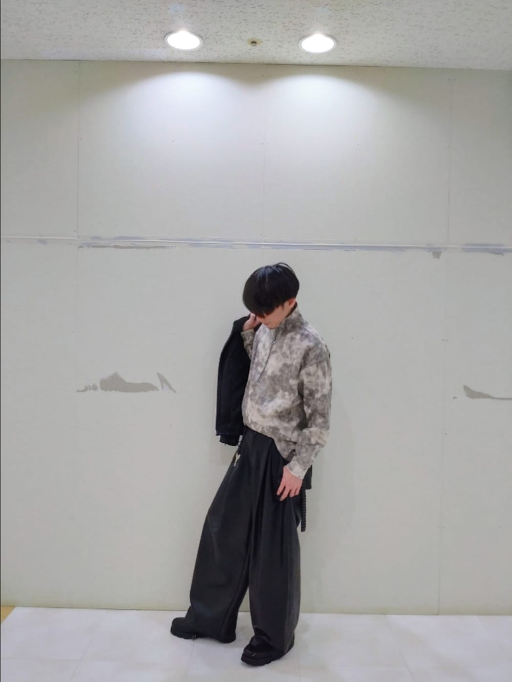 ホワイト系のTシャツ/カットソー、ブラック系のその他パンツ、ブラック系のドレスシューズを着用したメンズの秋コーディネートの2枚目の写真