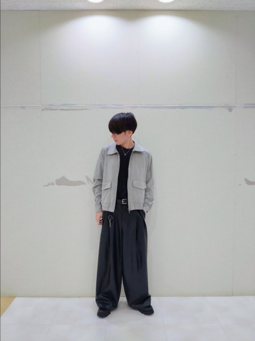 グレー系のブルゾン、ブラック系のその他パンツ、ブラック系のドレスシューズを着用したメンズの秋コーディネートの3枚目の写真