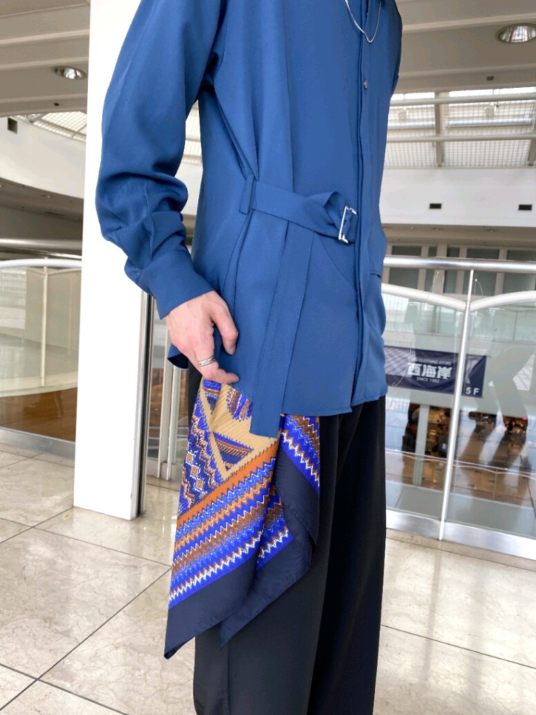 ブルー系のシャツ/ブラウス、ブラック系のその他パンツ、ブラック系のサンダルを着用したメンズの春コーディネートの3枚目の写真