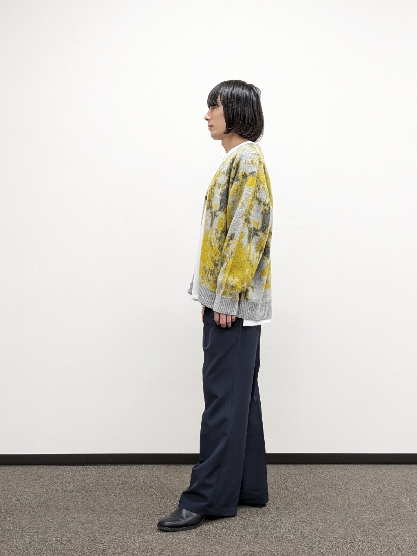 イエロー系のカーディガン/ボレロ、ホワイト系のTシャツ/カットソー、ブルー系のスラックスを着用したメンズの秋コーディネートの2枚目の写真