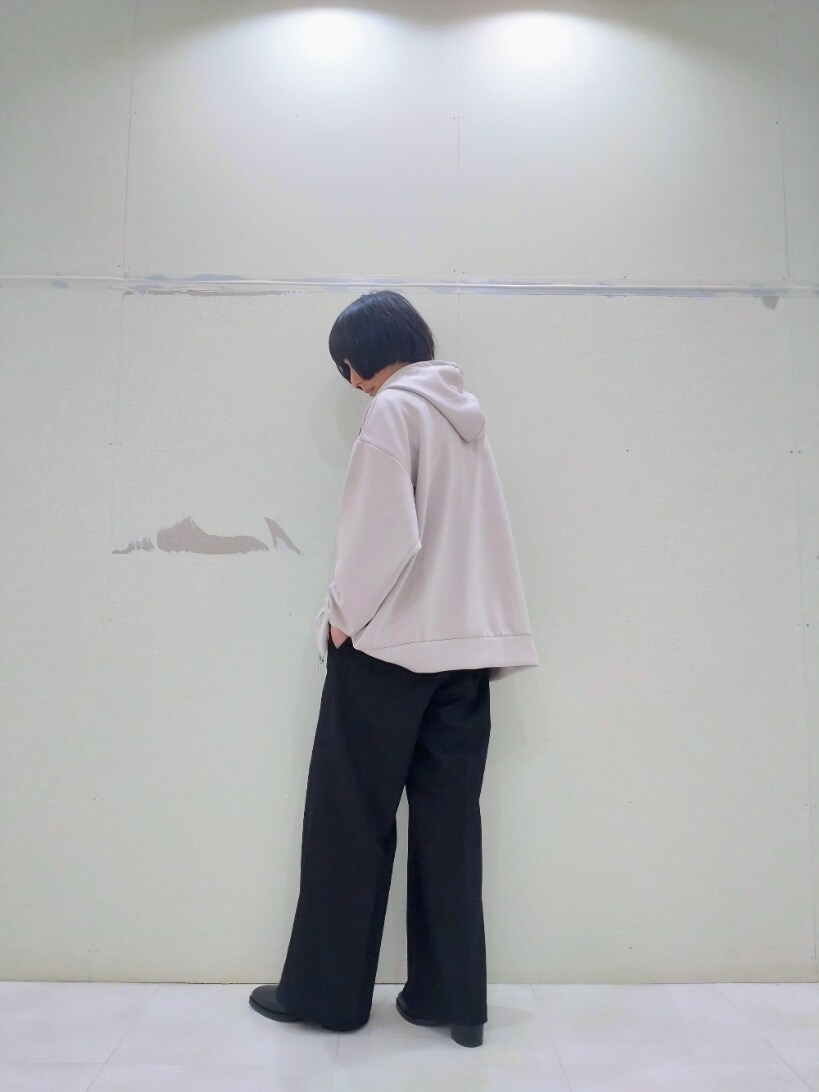 ベージュ系のパーカー、ホワイト系のTシャツ/カットソー、ブラック系のスラックスを着用したメンズの秋コーディネートの2枚目の写真