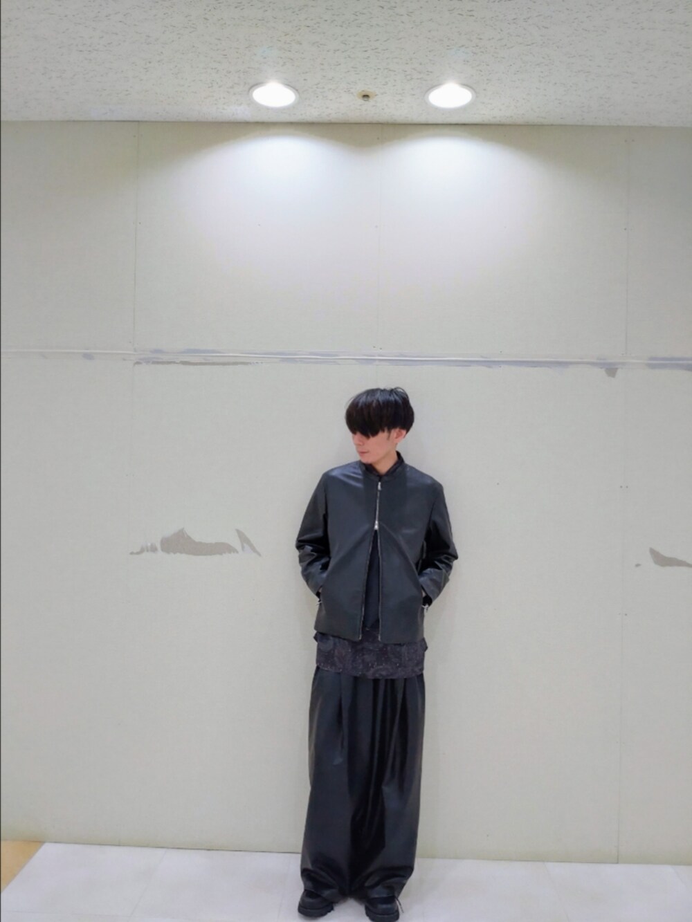 ブラック系のシャツ/ブラウス、ブラック系のその他パンツ、ブラック系のドレスシューズを着用したメンズの秋コーディネートの2枚目の写真