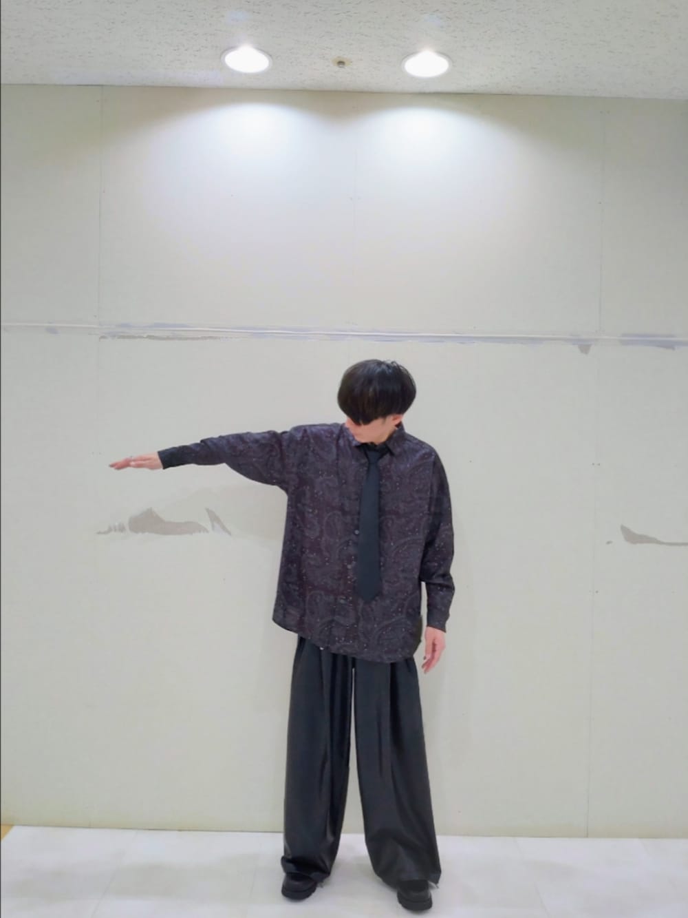 ブラック系のシャツ/ブラウス、ブラック系のその他パンツ、ブラック系のドレスシューズを着用したメンズの秋コーディネートの3枚目の写真