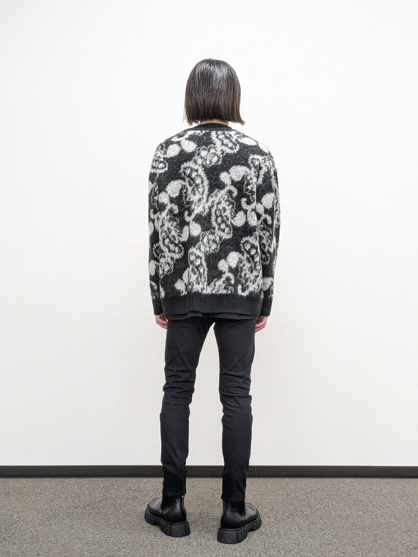 ブラック系のカーディガン/ボレロ、ブラック系のブーツ、ブラック系のその他パンツを着用したメンズの秋コーディネートの3枚目の写真