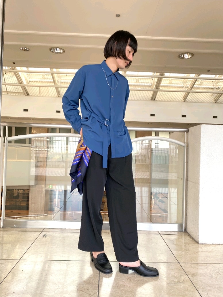 ブルー系のシャツ/ブラウス、ブラック系のその他パンツ、ブラック系のサンダルを着用したメンズの春コーディネートの2枚目の写真