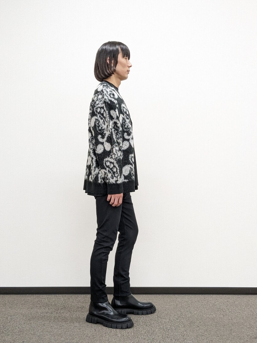 ブラック系のカーディガン/ボレロ、ブラック系のブーツ、ブラック系のその他パンツを着用したメンズの秋コーディネートの4枚目の写真