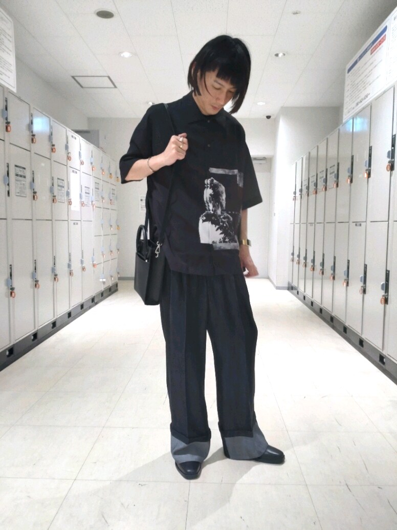 ブラック系のシャツ/ブラウス、ブラック系のデニムパンツ、ブラック系のブーツを着用したメンズの春コーディネートの2枚目の写真