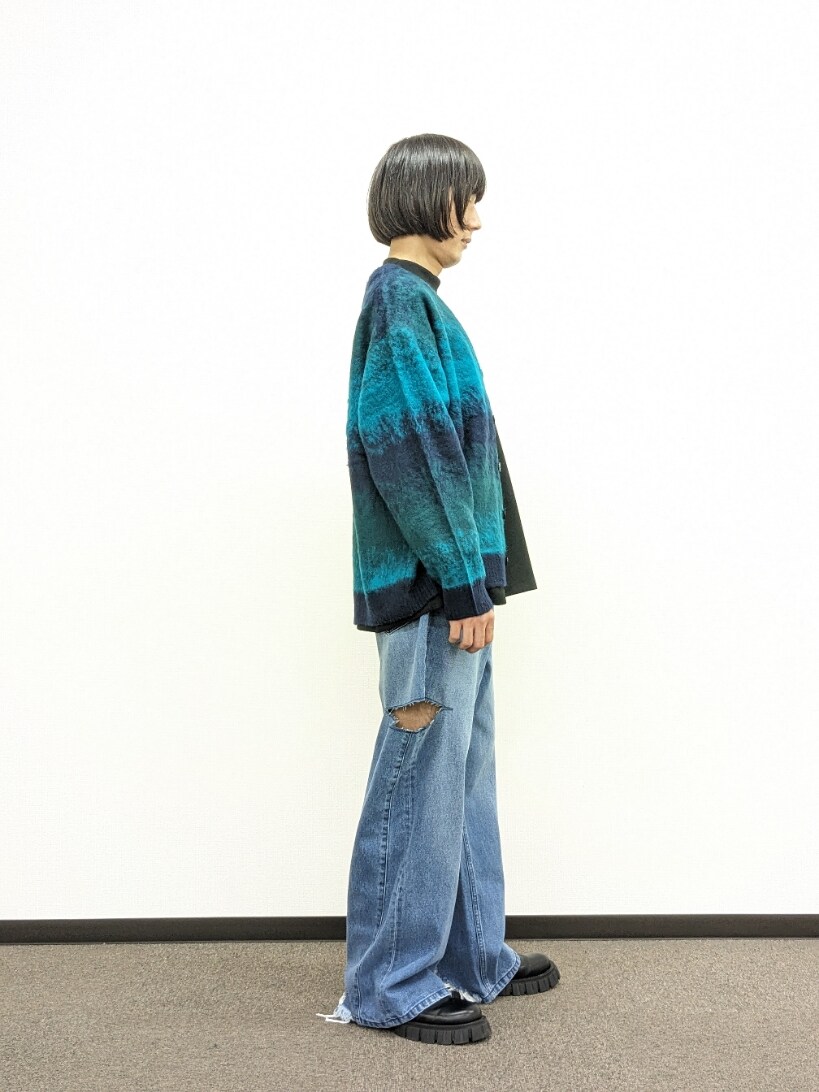 グリーン系のカーディガン/ボレロ、ブルー系のデニムパンツ、ブラック系のTシャツ/カットソーを着用したメンズの秋コーディネートの4枚目の写真