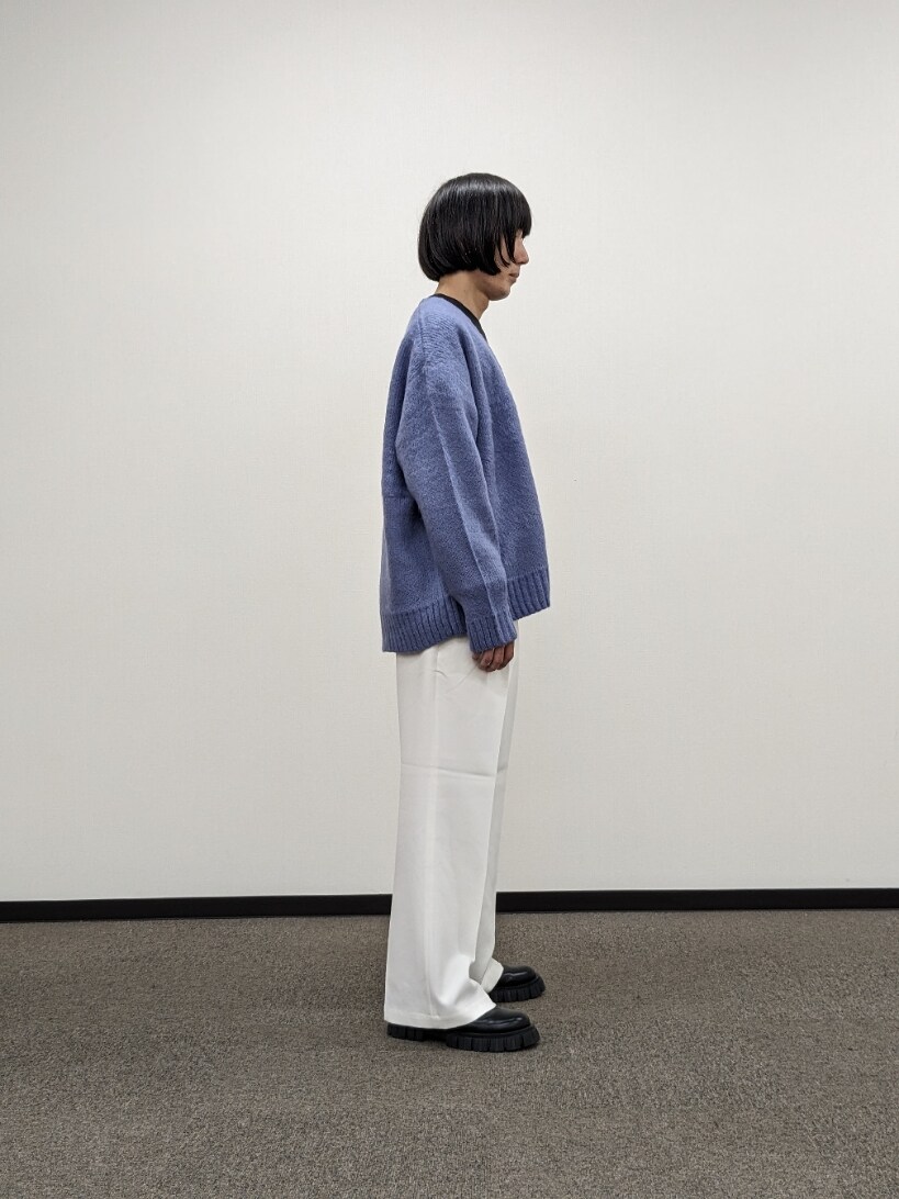 パープル系のカーディガン/ボレロ、ブラック系のTシャツ/カットソー、ホワイト系のスラックスを着用したメンズの秋コーディネートの4枚目の写真