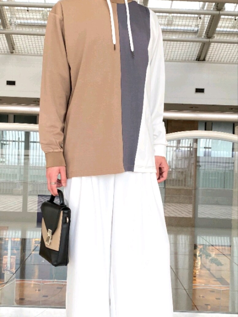 ベージュ系のパーカー、ブラック系のショルダーバッグ、ホワイト系のその他パンツを着用したメンズの春コーディネートの5枚目の写真