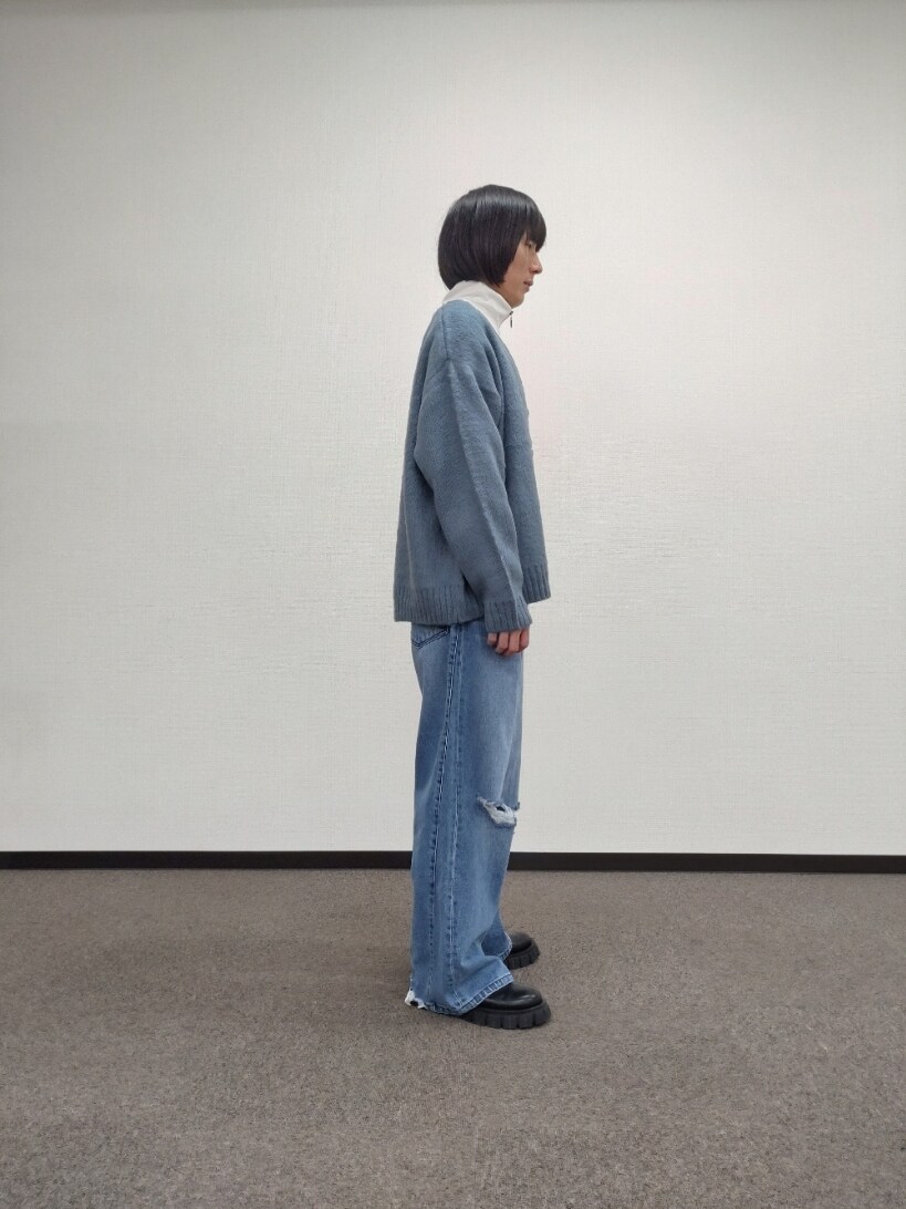 ブルー系のカーディガン/ボレロ、ブルー系のデニムパンツ、ブラック系のブーツを着用したメンズの秋コーディネートの4枚目の写真