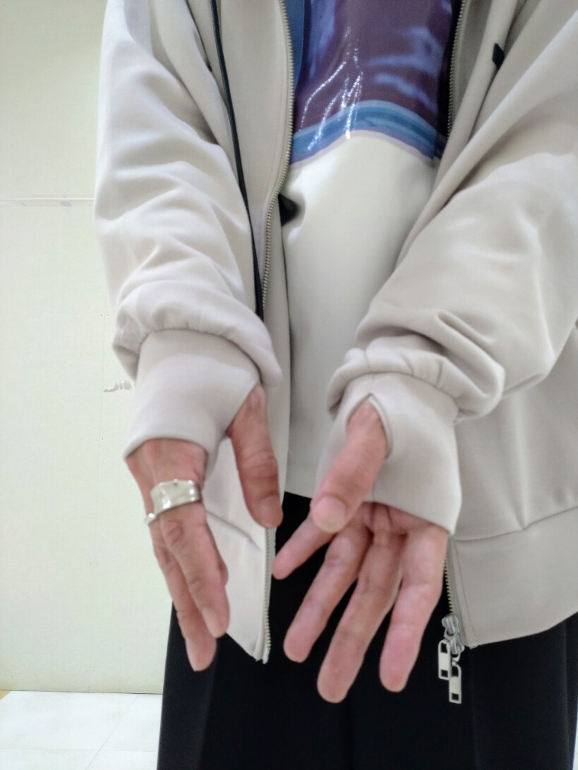 ベージュ系のパーカー、ホワイト系のTシャツ/カットソー、ブラック系のスラックスを着用したメンズの秋コーディネートの4枚目の写真