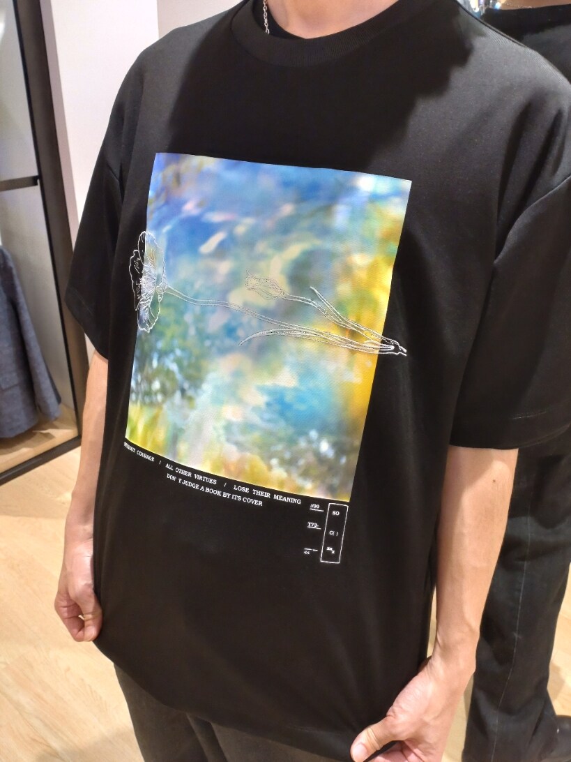 ブラック系のTシャツ/カットソー、グレー系のデニムパンツ、ブラック系のブーツを着用したメンズの春コーディネートの2枚目の写真