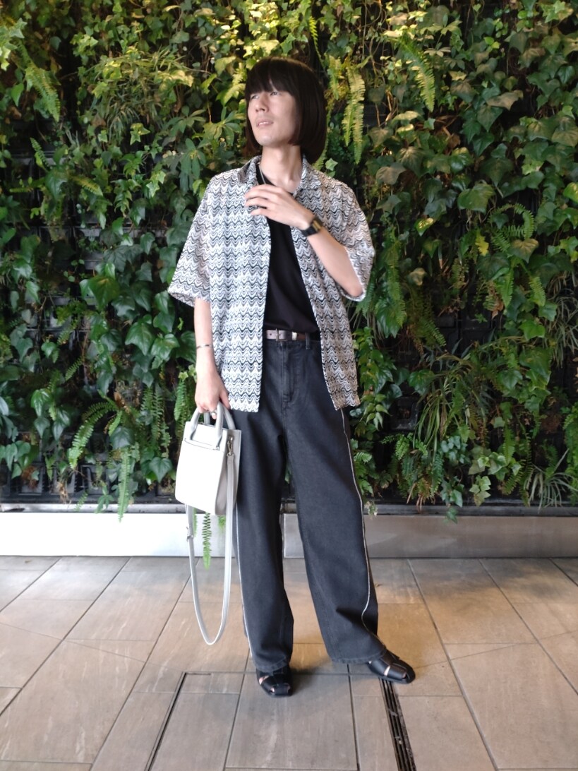 ブラック系のシャツ/ブラウス、ブラック系のタンクトップ、グレー系のデニムパンツを着用したメンズの春コーディネートの3枚目の写真