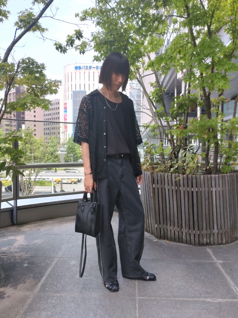 ブラック系のシャツ/ブラウス、グレー系のデニムパンツ、ブラック系のサンダルを着用したメンズの春コーディネートの4枚目の写真