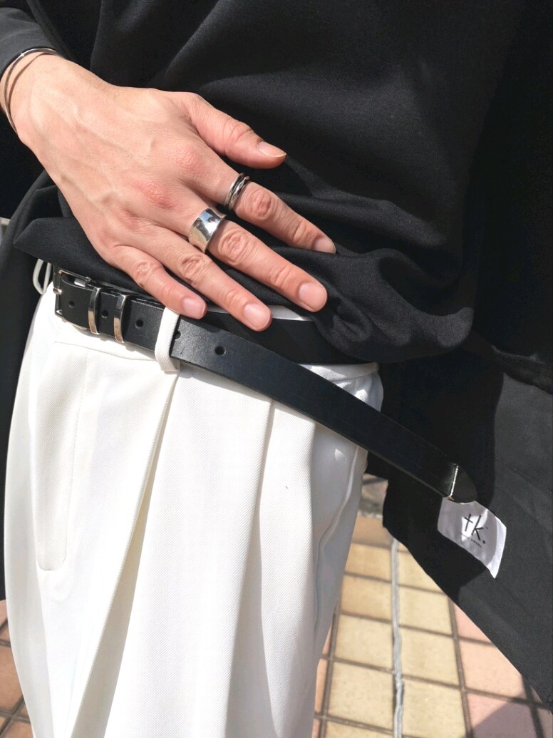 ブラック系のテーラードジャケット、ホワイト系のその他パンツ、ブラック系のサンダルを着用したメンズの春コーディネートの3枚目の写真