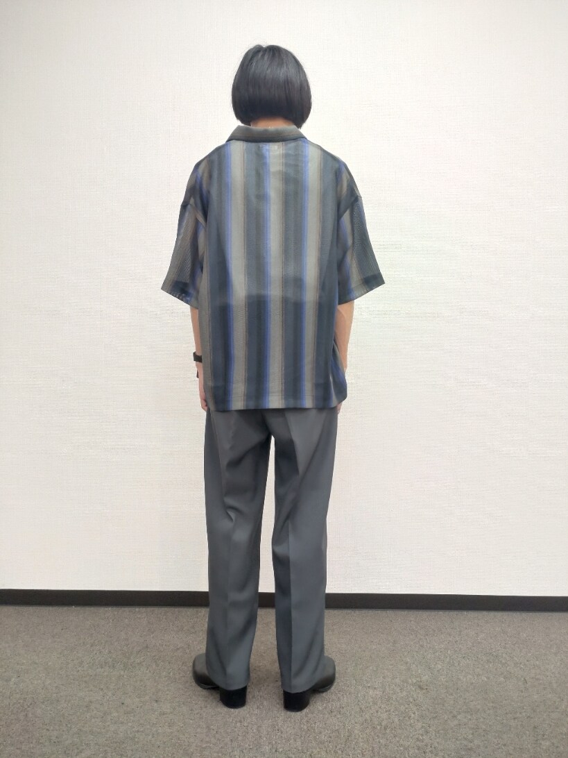 ブルー系のシャツ/ブラウス、グレー系のスラックス、ホワイト系のTシャツ/カットソーを着用したメンズの春コーディネートの3枚目の写真