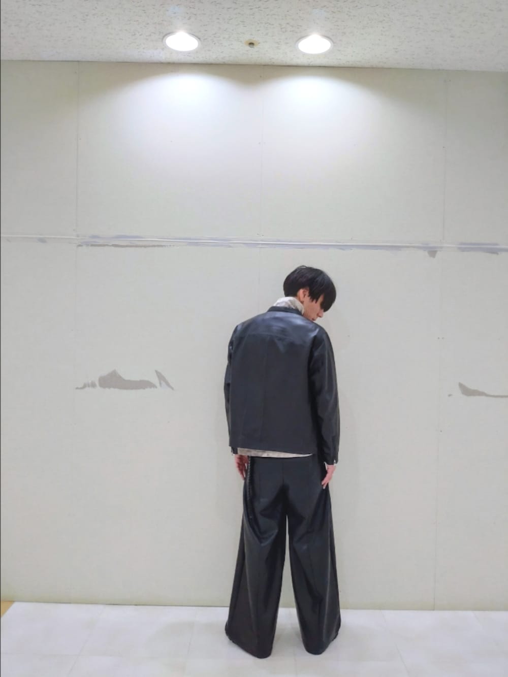 ブラック系のその他パンツ、ブラック系のドレスシューズ、ホワイト系のTシャツ/カットソーを着用したメンズの秋コーディネートの5枚目の写真