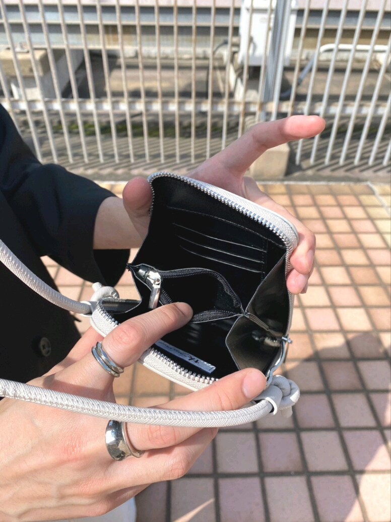 ブラック系のテーラードジャケット、ホワイト系のその他パンツ、ブラック系のサンダルを着用したメンズの春コーディネートの8枚目の写真