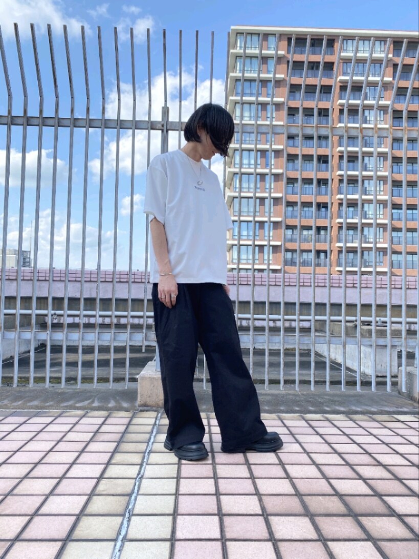ホワイト系のTシャツ/カットソー、ブラック系のその他パンツ、ブラック系のその他シューズを着用したメンズの春コーディネートの4枚目の写真
