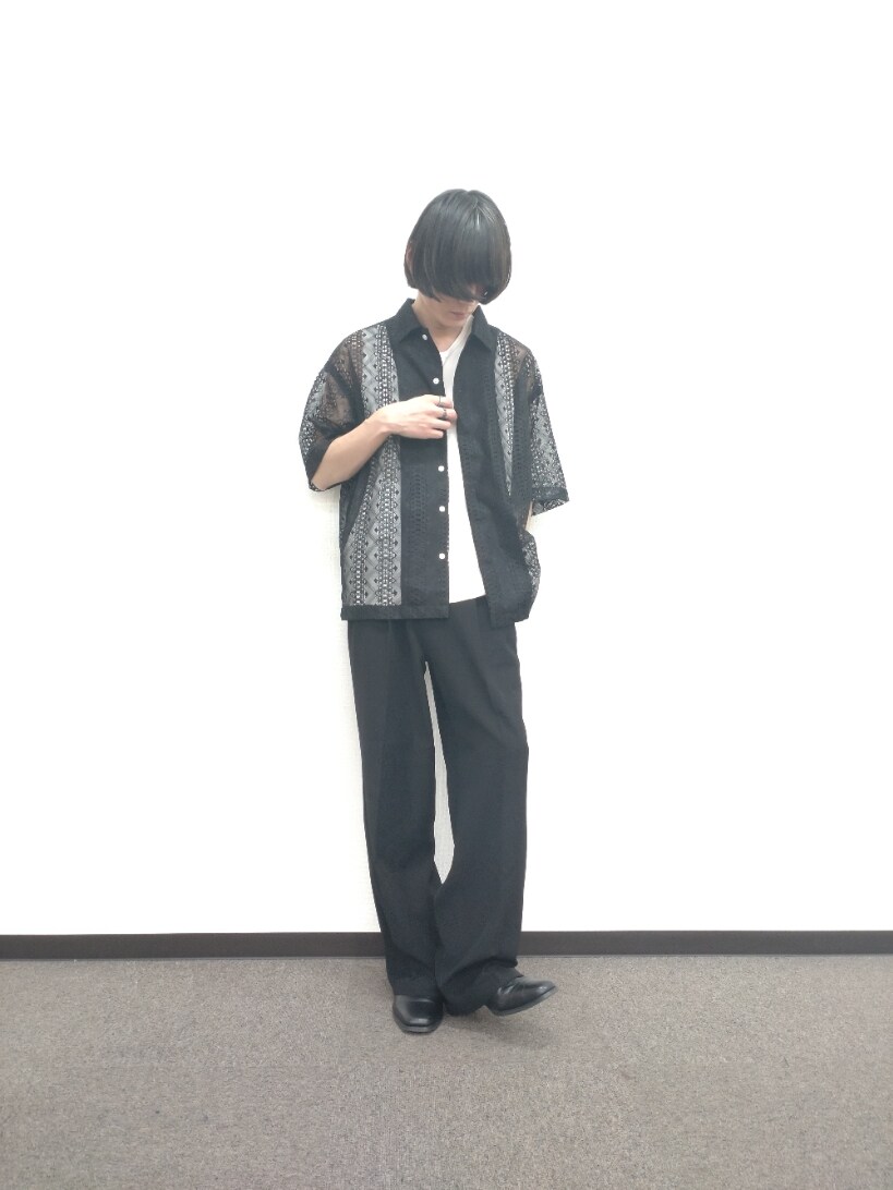 ブラック系のシャツ/ブラウス、ブラック系のその他パンツ、ブラック系のブーツを着用したメンズの春コーディネートの2枚目の写真