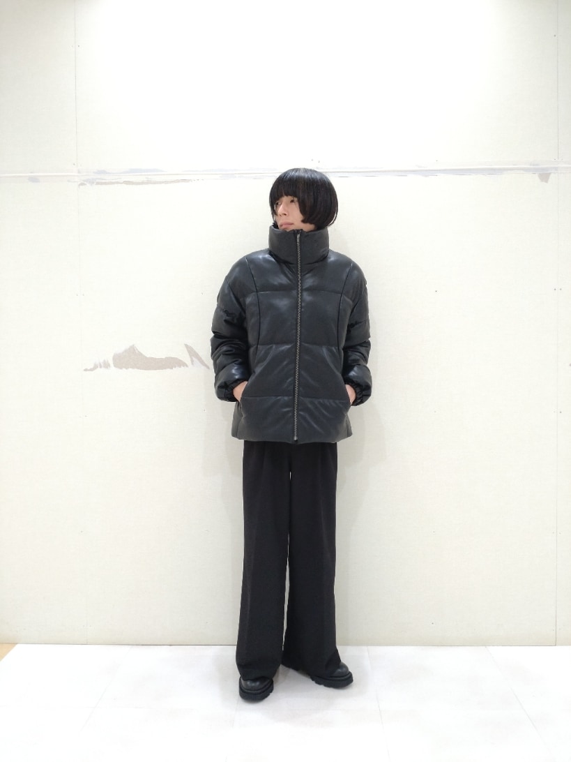 ブラック系のその他アウター、ブラック系のスラックス、ブラック系のその他シューズを着用したメンズの秋コーディネートの4枚目の写真