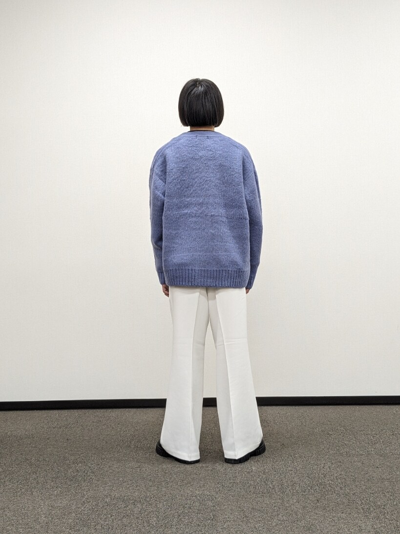 パープル系のカーディガン/ボレロ、ブラック系のTシャツ/カットソー、ホワイト系のスラックスを着用したメンズの秋コーディネートの3枚目の写真