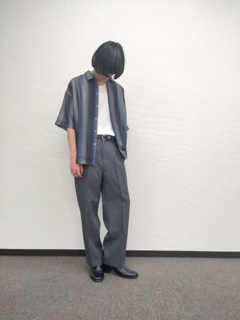 ブルー系のシャツ/ブラウス、グレー系のスラックス、ホワイト系のTシャツ/カットソーを着用したメンズの春コーディネートの2枚目の写真