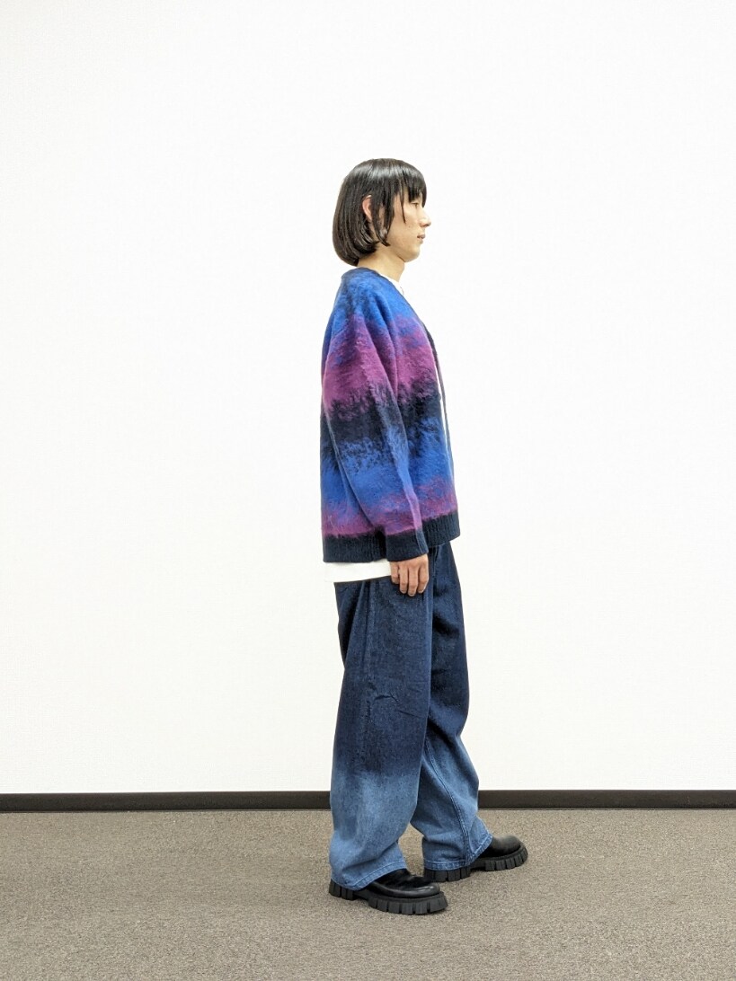 ブルー系のカーディガン/ボレロ、ブルー系のデニムパンツ、ブラック系のブーツを着用したメンズの秋コーディネートの4枚目の写真