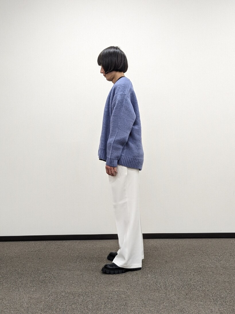 パープル系のカーディガン/ボレロ、ブラック系のTシャツ/カットソー、ホワイト系のスラックスを着用したメンズの秋コーディネートの2枚目の写真