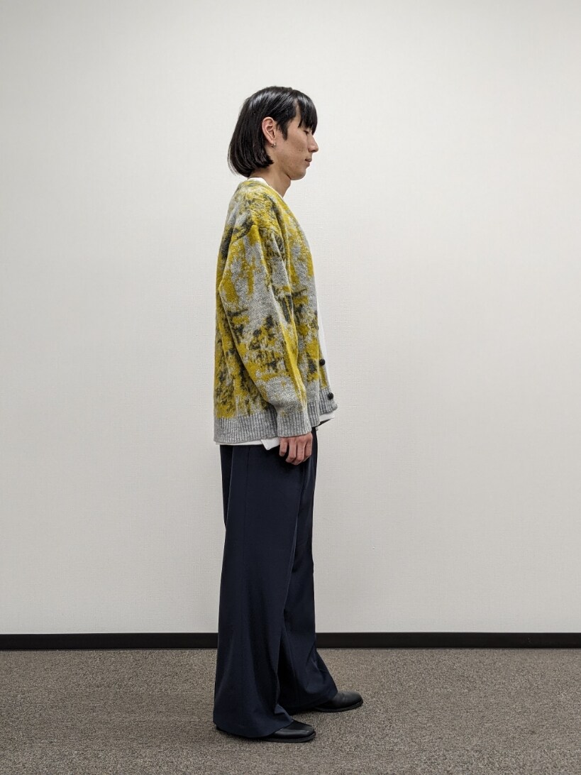 イエロー系のカーディガン/ボレロ、ホワイト系のTシャツ/カットソー、ブルー系のスラックスを着用したメンズの秋コーディネートの4枚目の写真