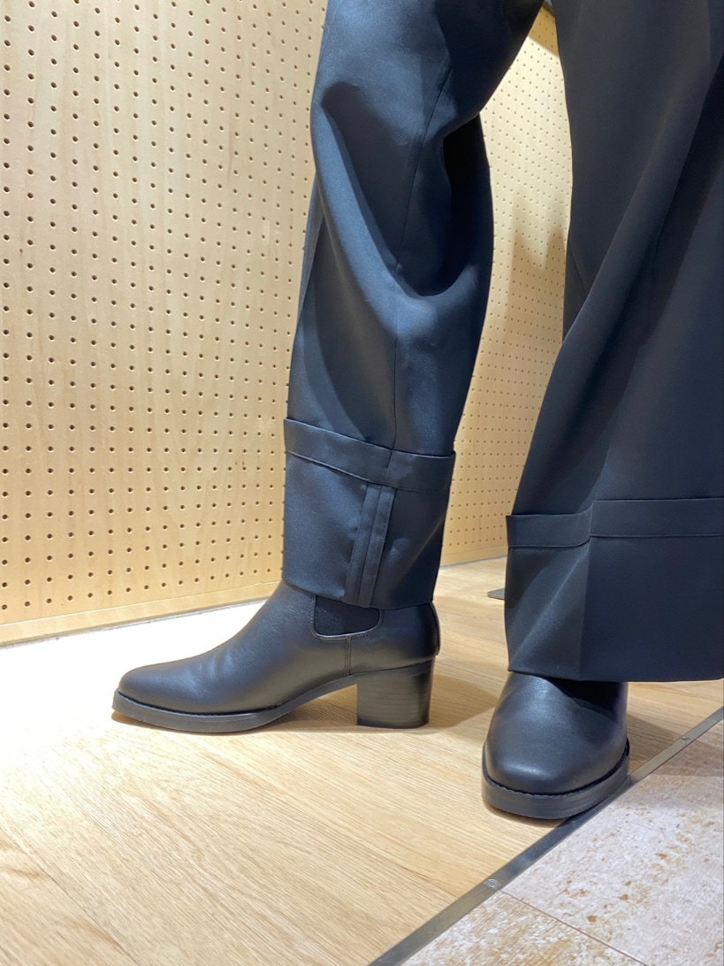 ブラック系のベスト、ホワイト系のTシャツ/カットソー、ブラック系のショルダーバッグを着用したメンズの春コーディネートの4枚目の写真