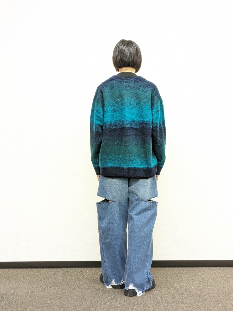 グリーン系のカーディガン/ボレロ、ブルー系のデニムパンツ、ブラック系のTシャツ/カットソーを着用したメンズの秋コーディネートの3枚目の写真